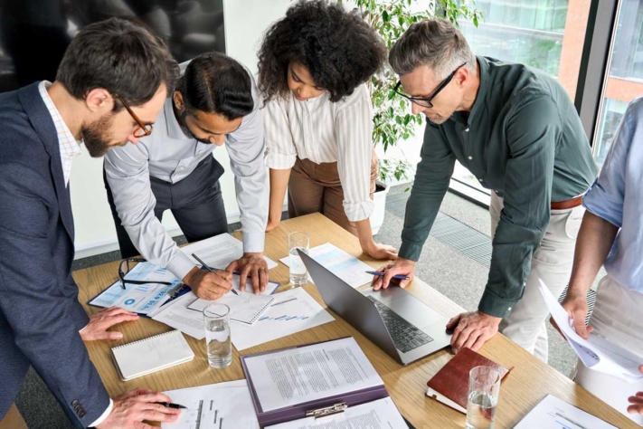 Uma equipa discute diferentes métodos de gestão de projectos.