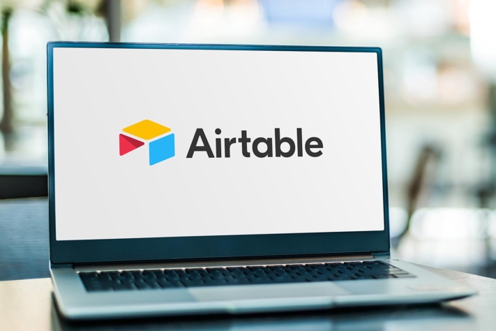 Инструмент управления проектами Airtable на странице поиска ноутбука.