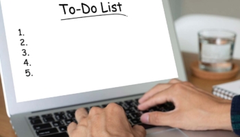 Mitarbeiter erstellt eine To do Liste online.