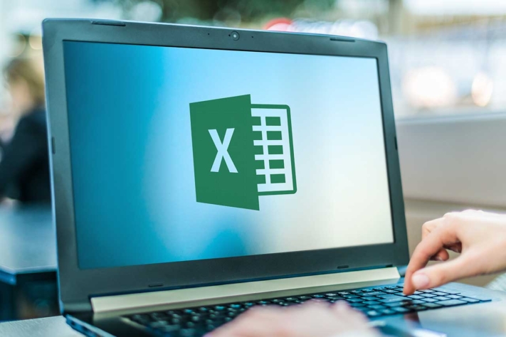 Mitarbeiter nutzt für die Personalplanung die kostenlose Excel Vorlage.