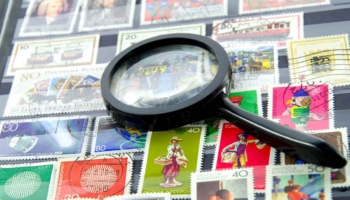 Gérer la collection de tous les timbres via un outil numérique.