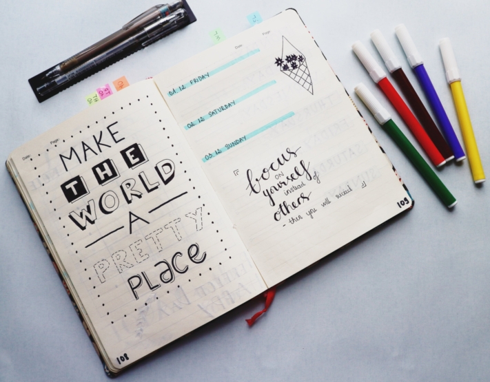 La imagen muestra que es posible combinar contenidos creativos con contenidos prácticos en el bullet journal.