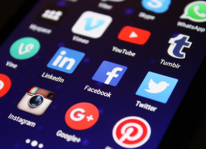 Social-Media-Management: Apps auf einem Bildschirm.