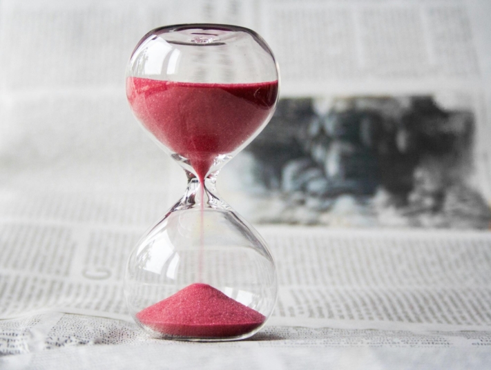 Event management: Hourglass on a newspaper