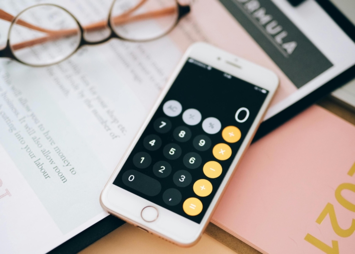 iPhone with calculator app for Klarna debts