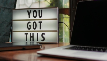 Schild auf dem Schreibtisch mit der Aufschrift "You got this"