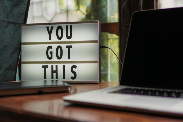 Lernplan erstellen: Schild auf dem Schreibtisch mit der Aufschrift "You got this"