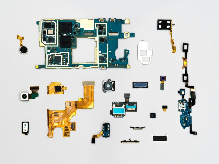 Create a learning plan: Electronic parts are scattered around