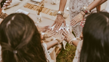 Auf einer Hand steht "Bride to be"