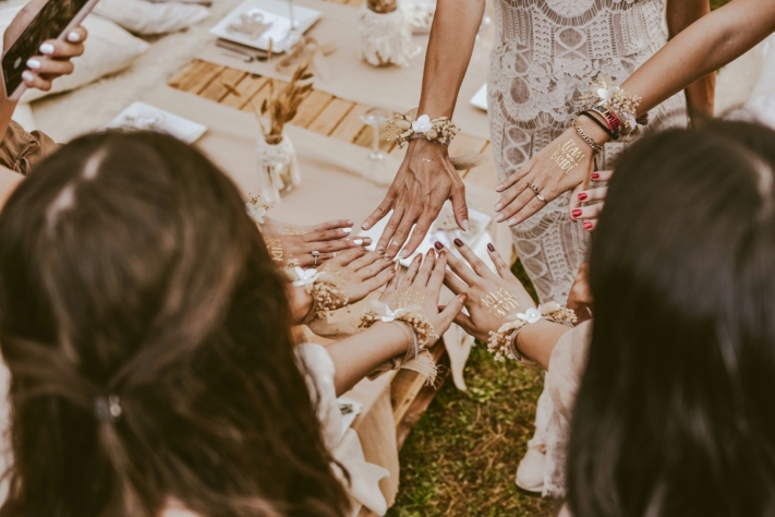 Auf einer Hand steht "Bride to be"