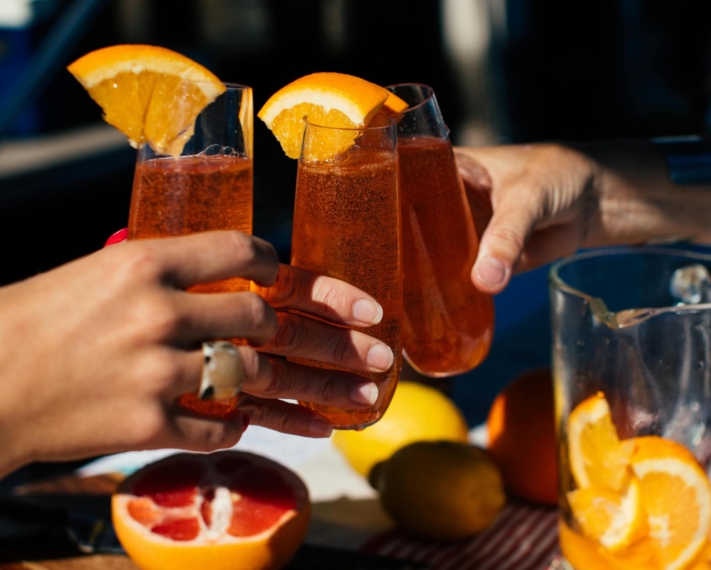 Anstoß mit Aperol Spritz auf dem Junggesellenabschied