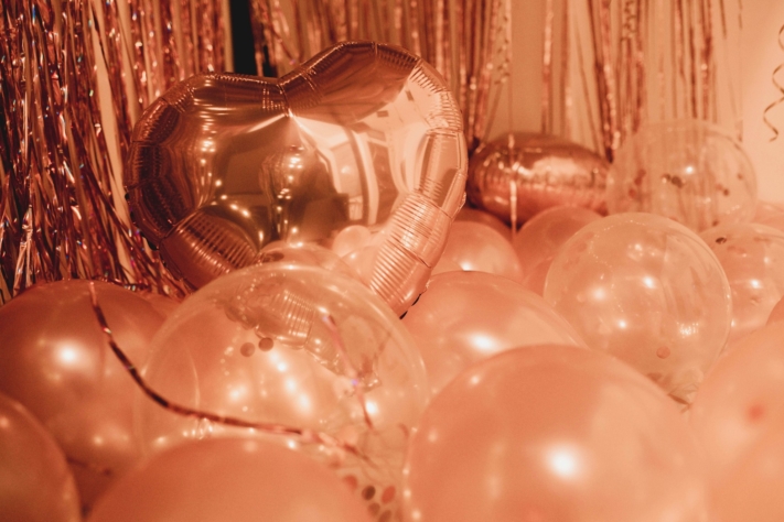 Pinke Luftballons als Deko für einen Junggesellinnenabschied