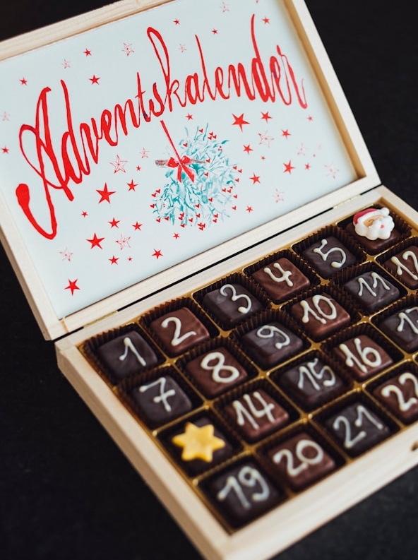 Einen Adventskalender mit Schokolade zu befüllen, ist der Klassiker.