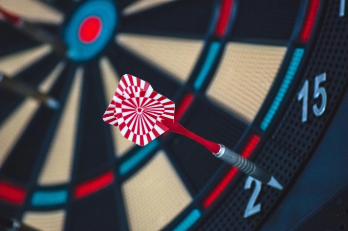 Wettbewerbsanalyse: Ein Dartpfeil steckt im Dartboard