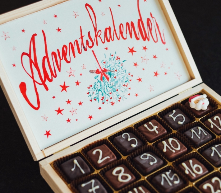 Schokoladenpralinen nummeriert ergeben einen leckeren selbstgemachten Adventskalender.